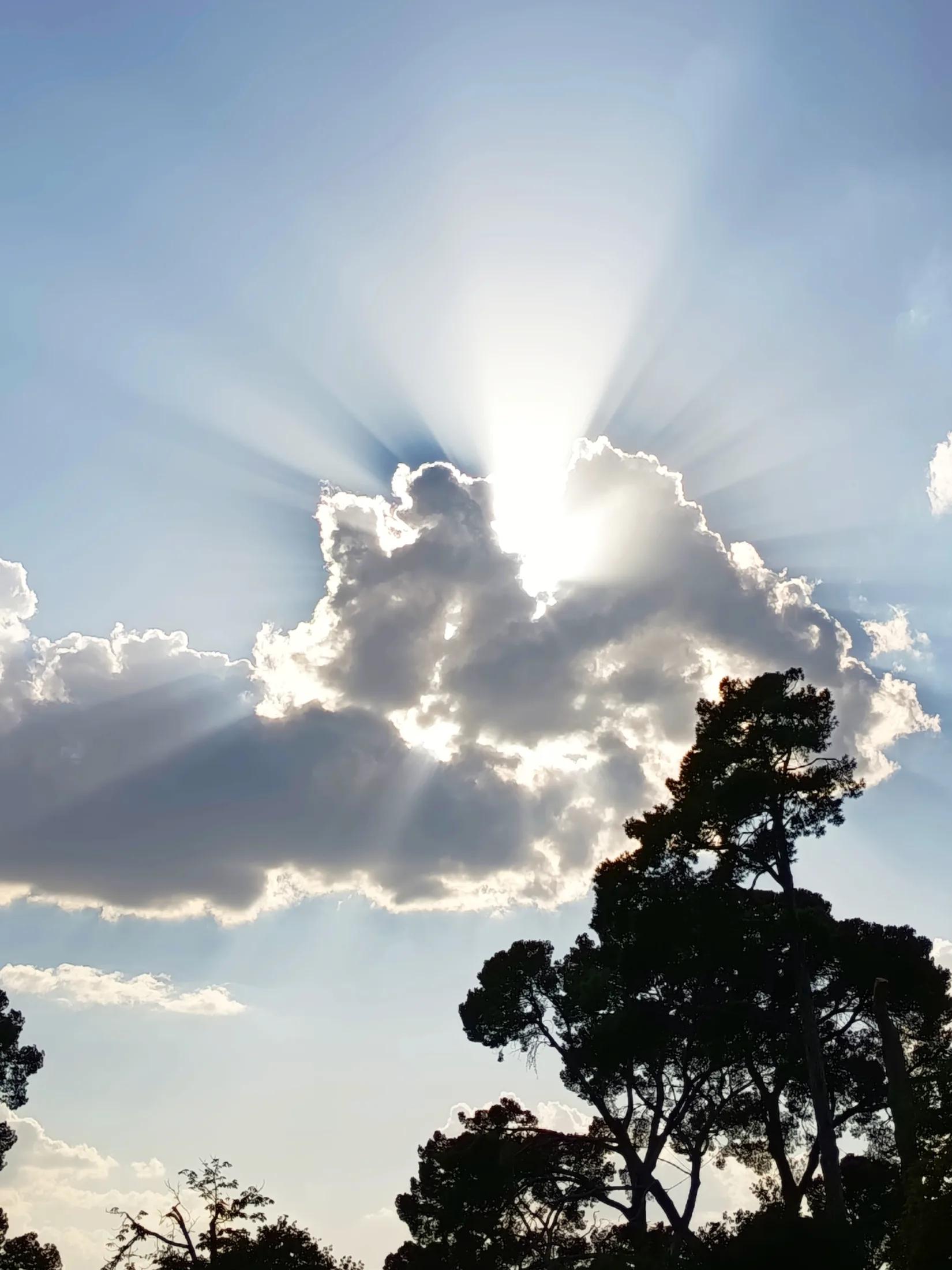 Luz atravesando las nubes