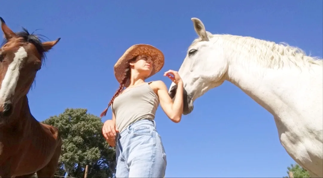 Fátima junto a dos caballos